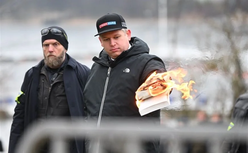 Danski desničar spalio Kur’an ispred turske ambasade u Štokholmu