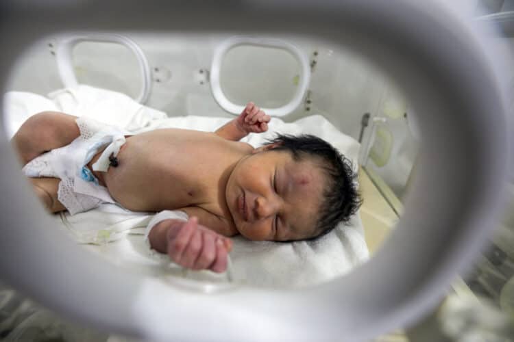 Bebu rođenu u ruševinama u Siriji udomio rođak