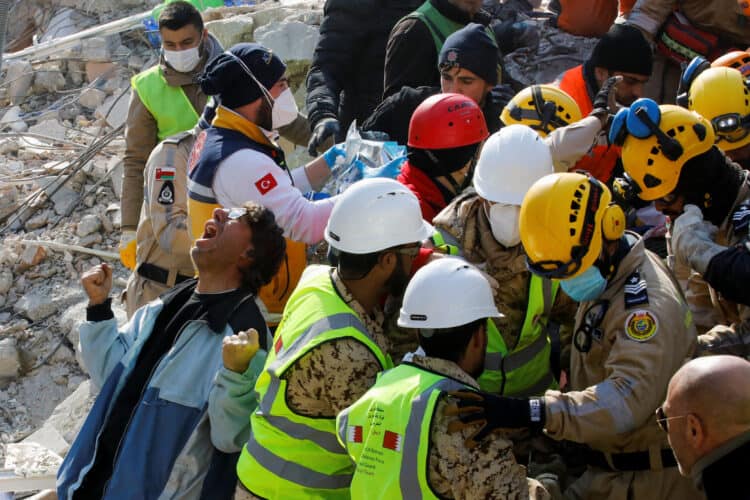 Turski spasioci kažu da se glasovi još čuju ispod ruševina