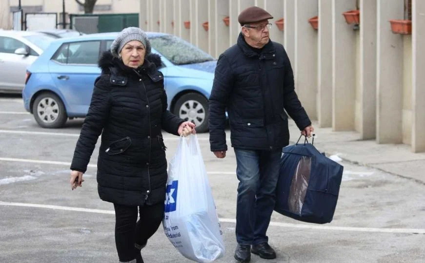 Bh. građani još jednom pokazali veliko srce: U Pomozi.ba donose deke, garderobu, pelene, obuću…