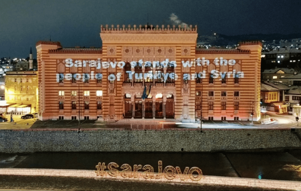 Sarajevo solidarno sa Turskom i Sirijom: Vijećnica osvjetljena crvenom bojom, ispisana i poruka
