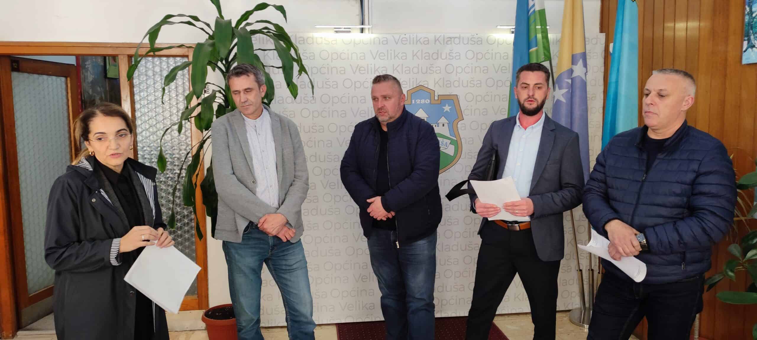 Velika Kladuša: Zbog zaključane vijećnice Kolegij OV održan u hodniku