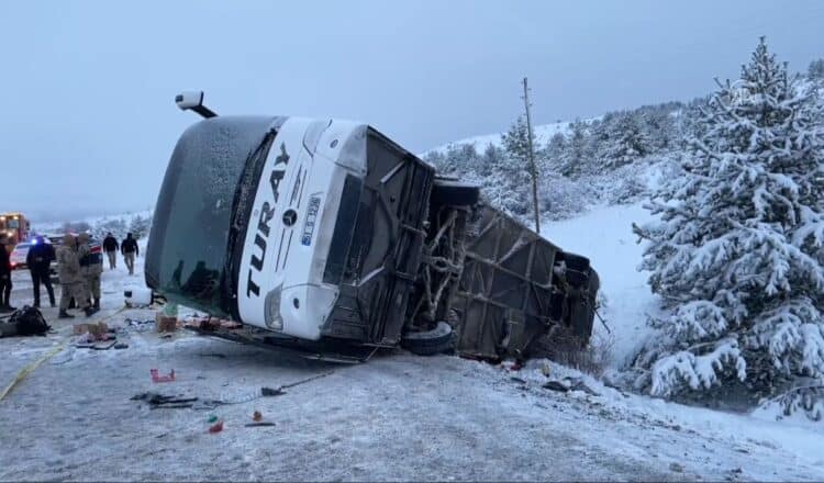 U prevrtanju autobusa u Turskoj poginule dvije osobe, više od 20 povrijeđenih