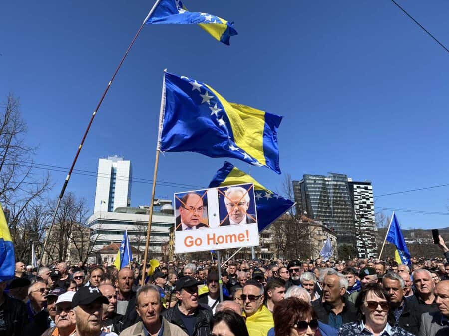 Protesti ispred OHR-a: Nekoliko hiljada građana uzvikuje “izdaja” uz poruku da je ovo upozorenje