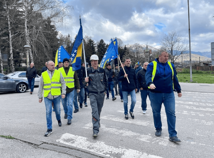 Zenički rudari krenuli prema Gradskoj upravi: Traže isplatu plata i toplog obroka