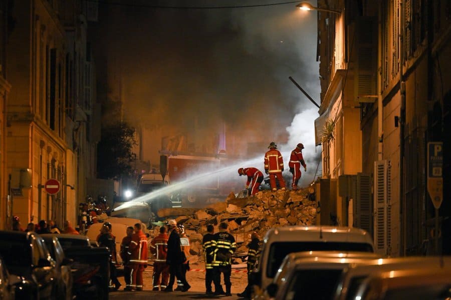 Srušila se zgrada u Francuskoj, izbio požar, traje potraga za žrtvama