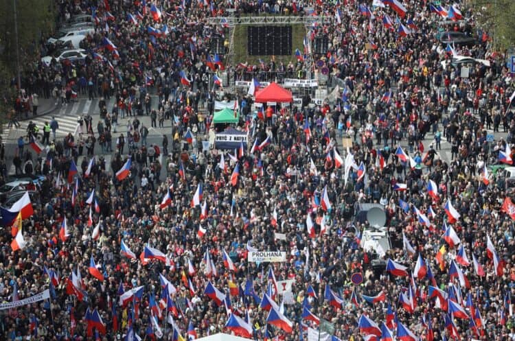 Hiljade ljudi na protestima u Češkoj, zahtijevali izlazak iz NATO-a