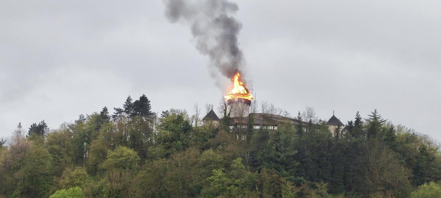 Potvrđeno da je udar groma uzrok požara na Starom gradu u Velikoj Kladuši