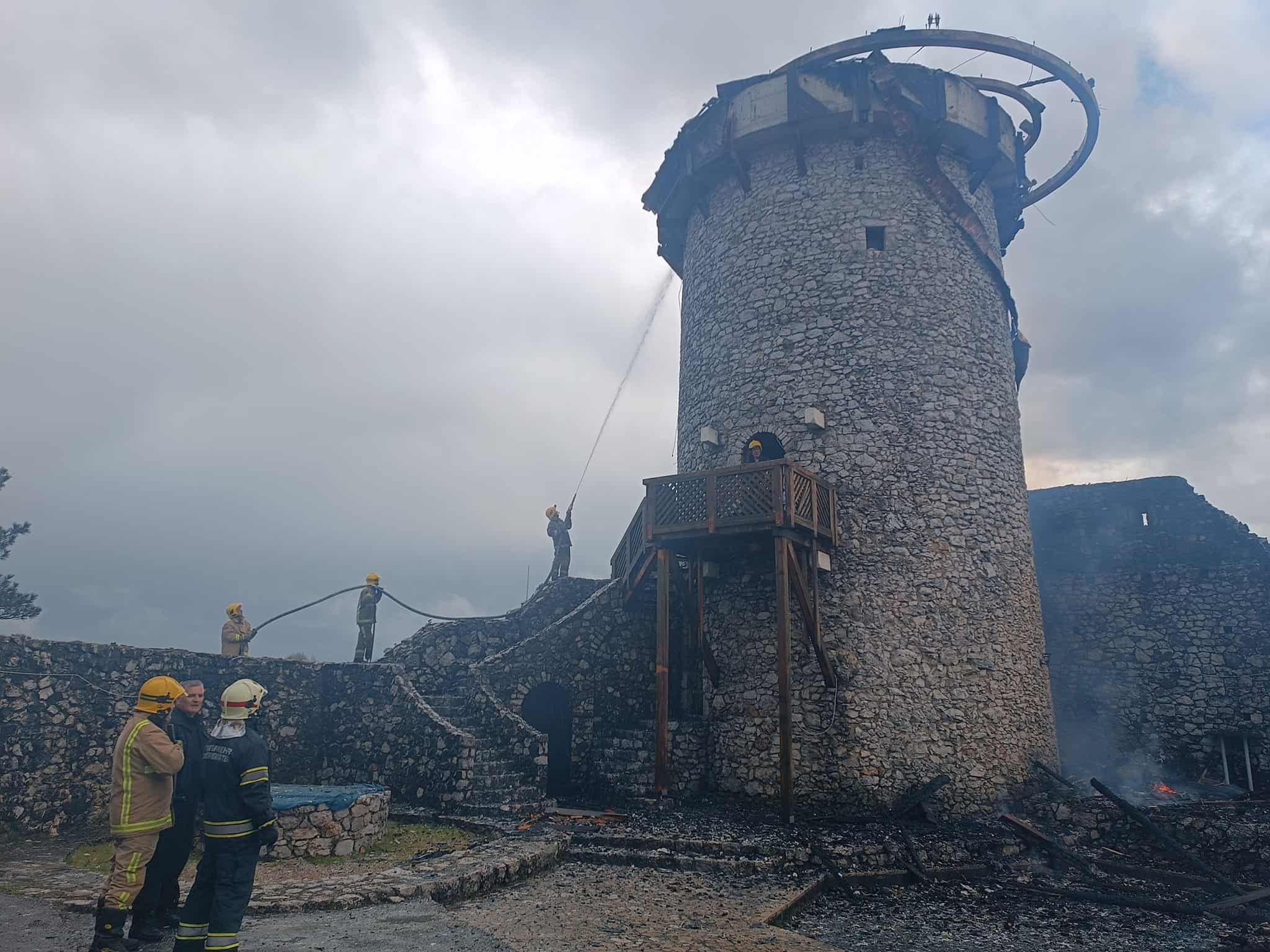 U velikom požaru izgorio krov kule velikokladuškog Starog grada