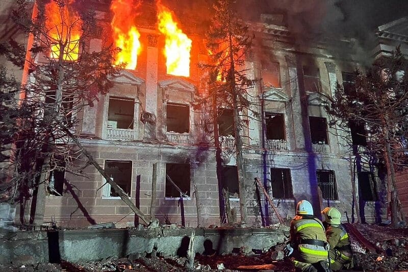 Rusi ponovo ubijaju civile: Krstareća raketa pogodila stambenu zgradu daleko od fronta