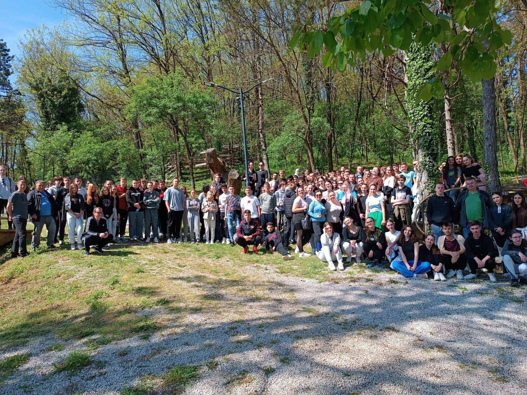 Učenici i nastavnici Gimnazije  pješačili do Podzvizda i tamo organizirali terensku nastavu