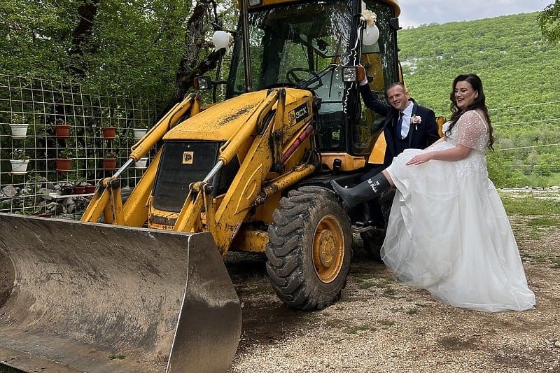 Mladoženja u Mostaru po mladu došao bagerom