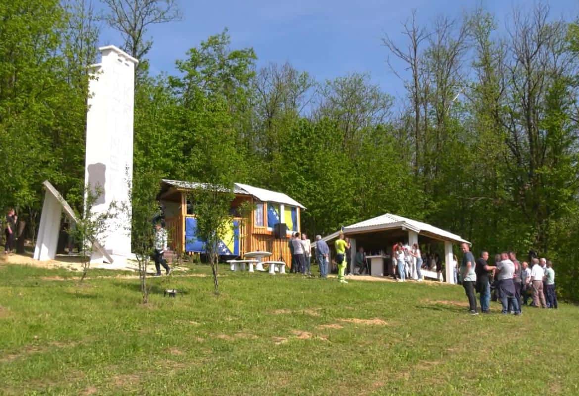 CAZIN: U GORNJOJ LUČKOJ MJEŠTANIN SULEJMAN IZGRADIO SPOMENIK CAZINSKOJ KRAJINI