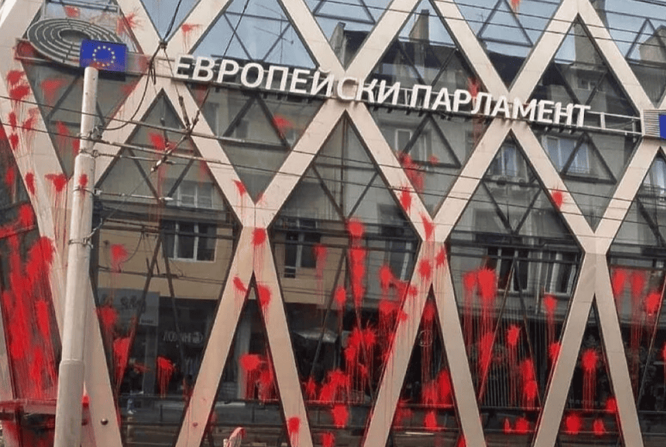 EU i svjetski zvaničnici na meti demonstranata u Bugarskoj i Japanu: Parlament isprskan crvenom bojom