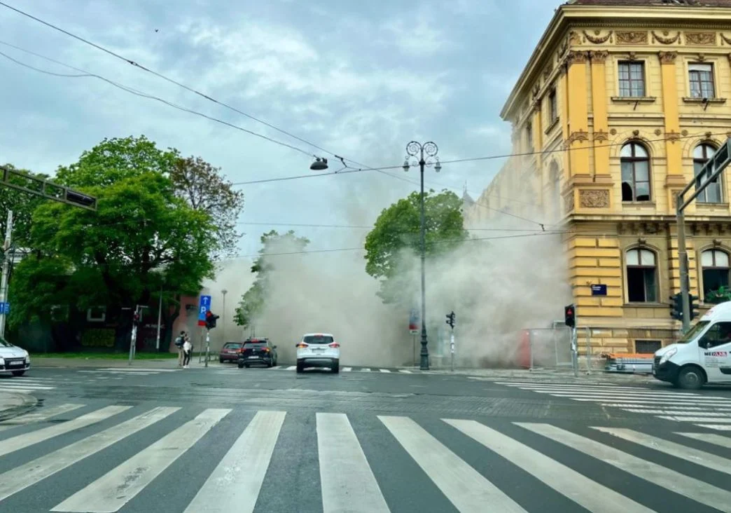 Šokantni prizori u centru Zagreba: Skela i zid sa zgrade pali i uništili automobile