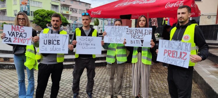 Brojni građani u Bihaću odali počast tragično stradaloj Azri Spahić