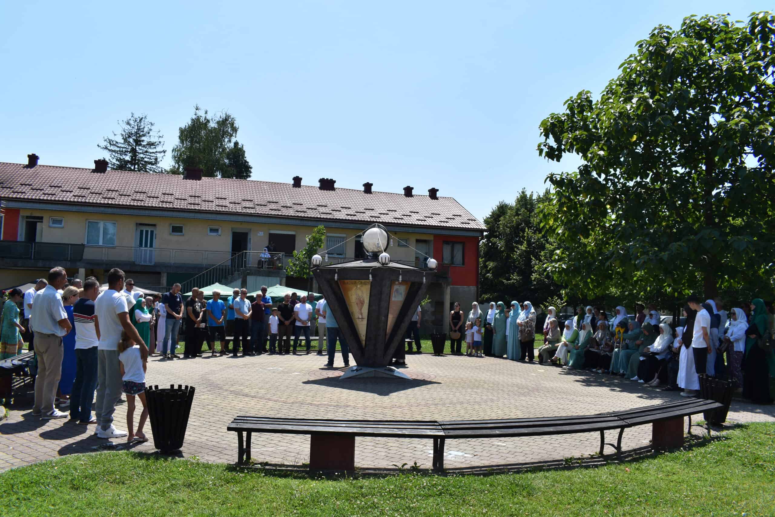 Velika Kladuša: Mirnom šetnjom obilježena 28. godišnjica genocida u Srebrenici