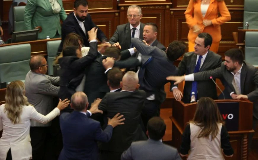 Video: Tuča zastupnika u Skupštini Kosova, napadnut premijer Albin Kurti
