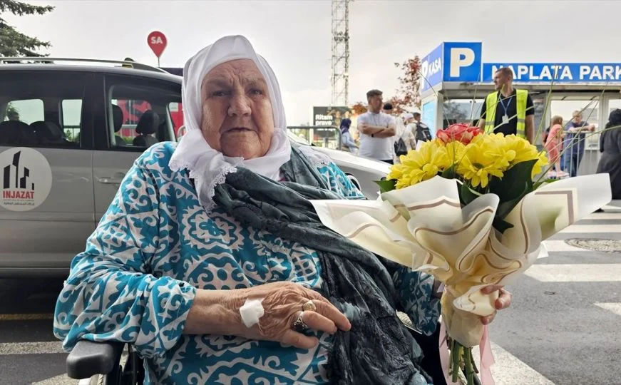 Nana Fata Orlović se vratila s hadža: “Danas sam se ponovo rodila, ovo sam čekala 25 godina”