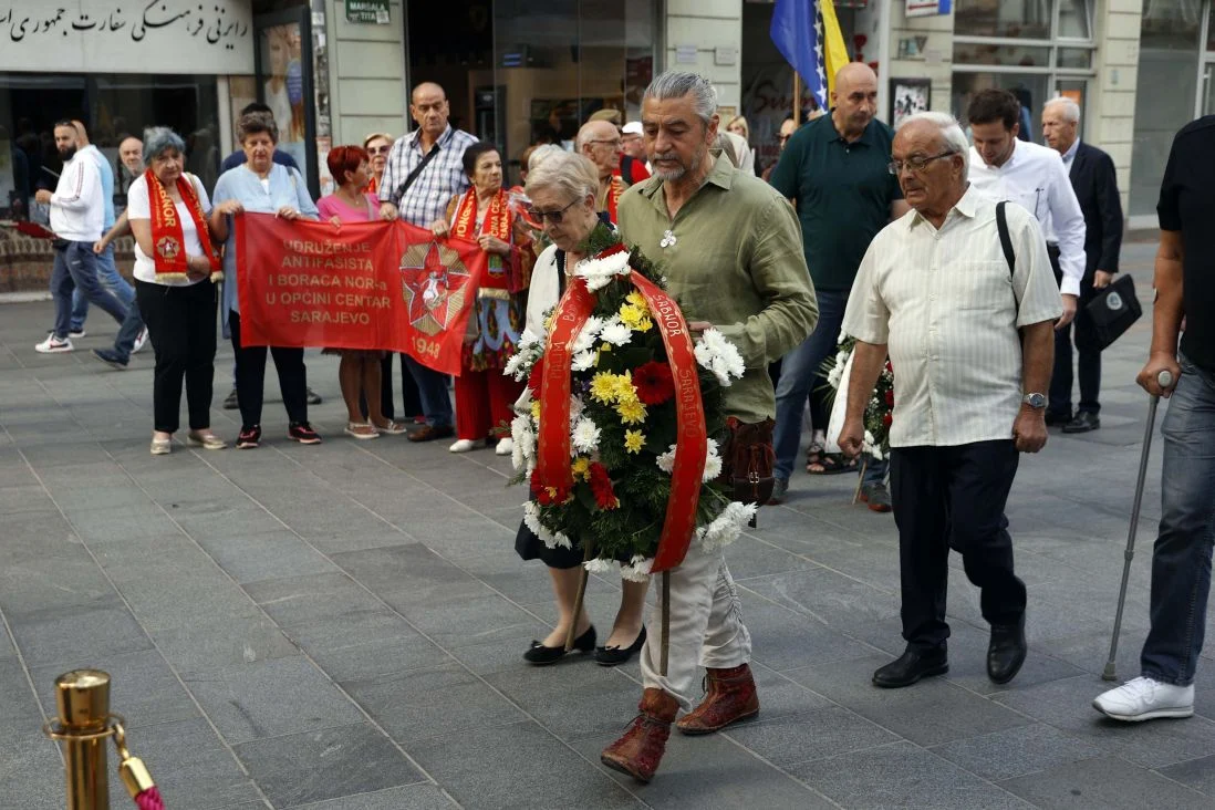 Polaganjem cvijeća i odavanjem počasti u Sarajevu obilježen 27. juli – Dan ustanka naroda BiH