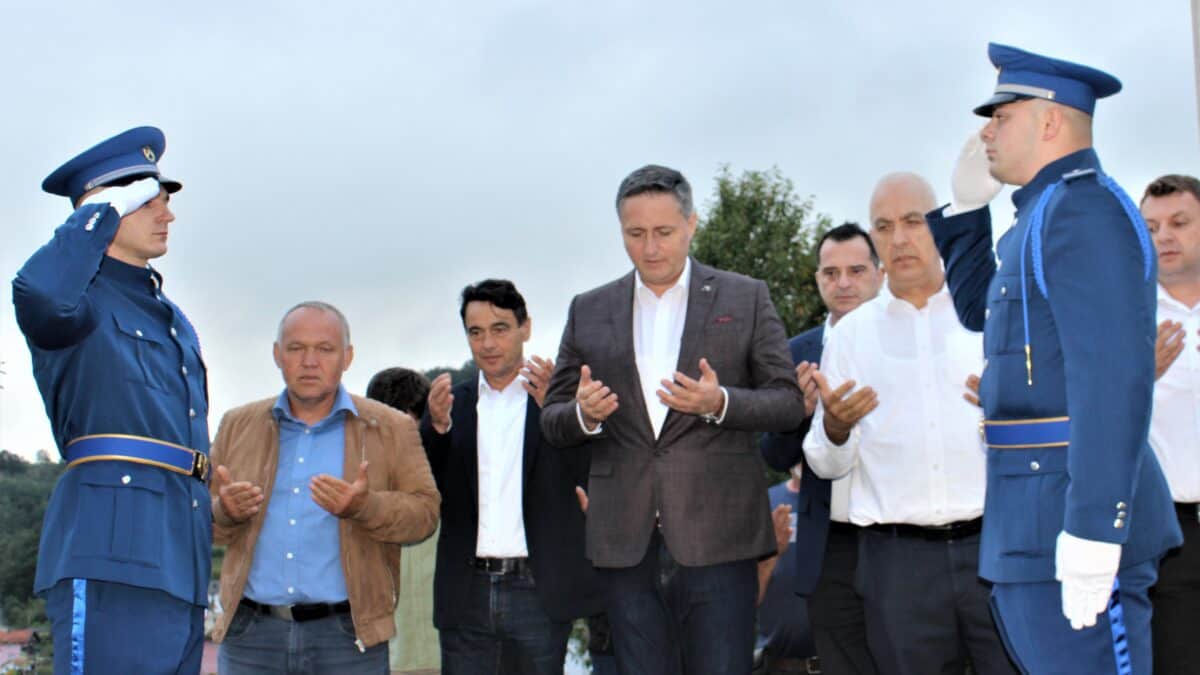 BUŽIM: ‘SJEĆANJEM NA HEROJE’ OBILJEŽENA 28. GODIŠNJICA POGIBIJE GENERALA IZETA NANIĆA I SABORACA
