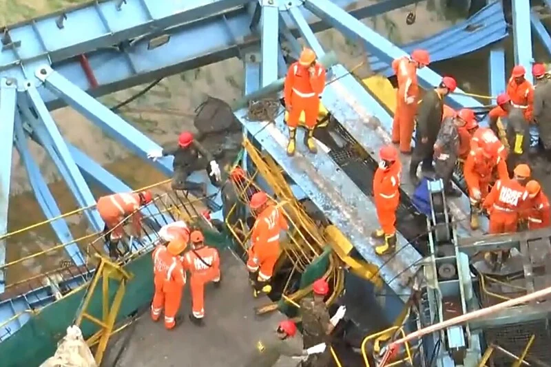 Srušio se kran tokom izgradnje mosta u Indiji, najmanje 16 radnika poginulo