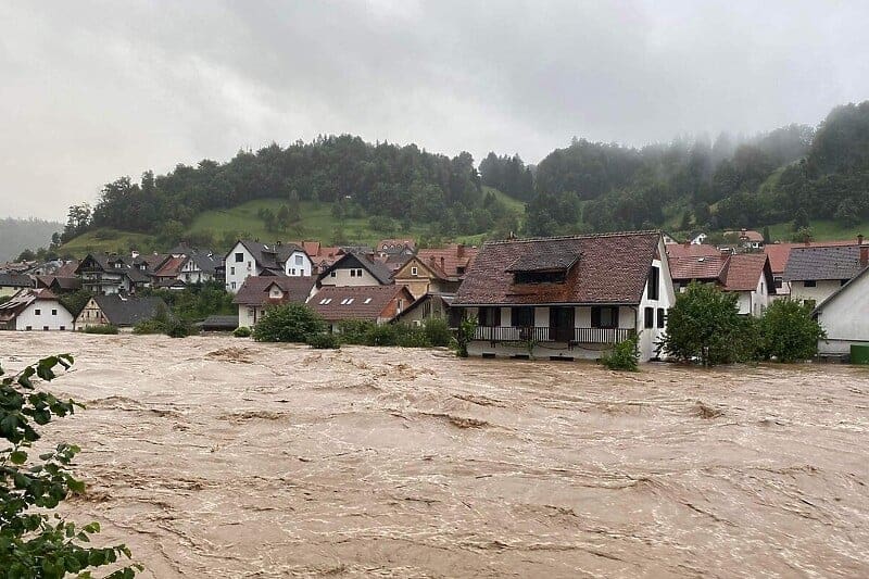 Najmanje tri osobe izgubile život u strahovitim poplavama koje su zahvatile Sloveniju