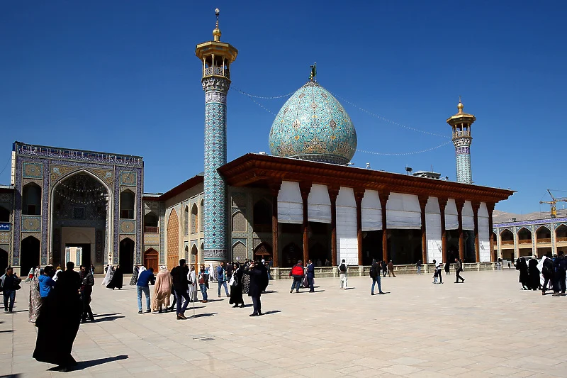 Teroristički napad u Iranu: Dva napadača upala u džamiju i ubila najmanje četiri osobe
