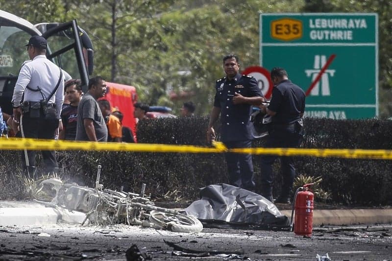 Avion u Maleziji pao na autoput: Poginulo svih osam putnika, a stradalih ima i na cesti