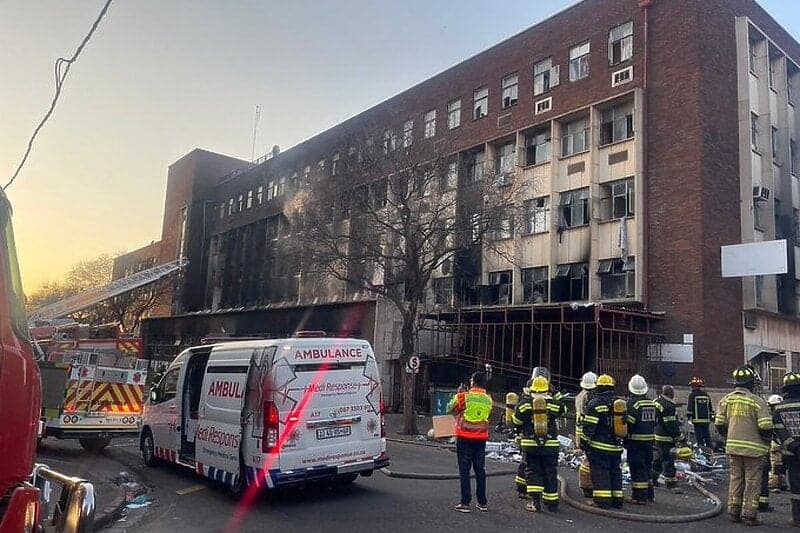 Strahota u Johanesburgu: Više od 50 osoba poginulo u požaru u stambenoj zgradi