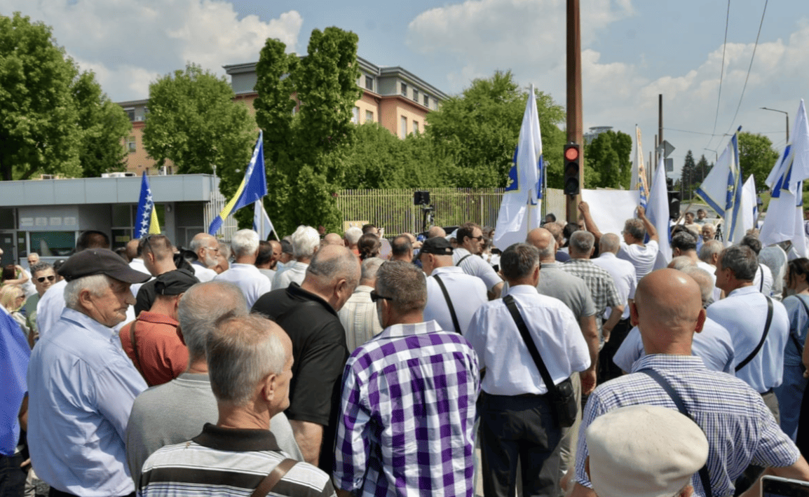 Protesti ispred Suda BiH zbog optužnica protiv pripadnika Armije RBiH