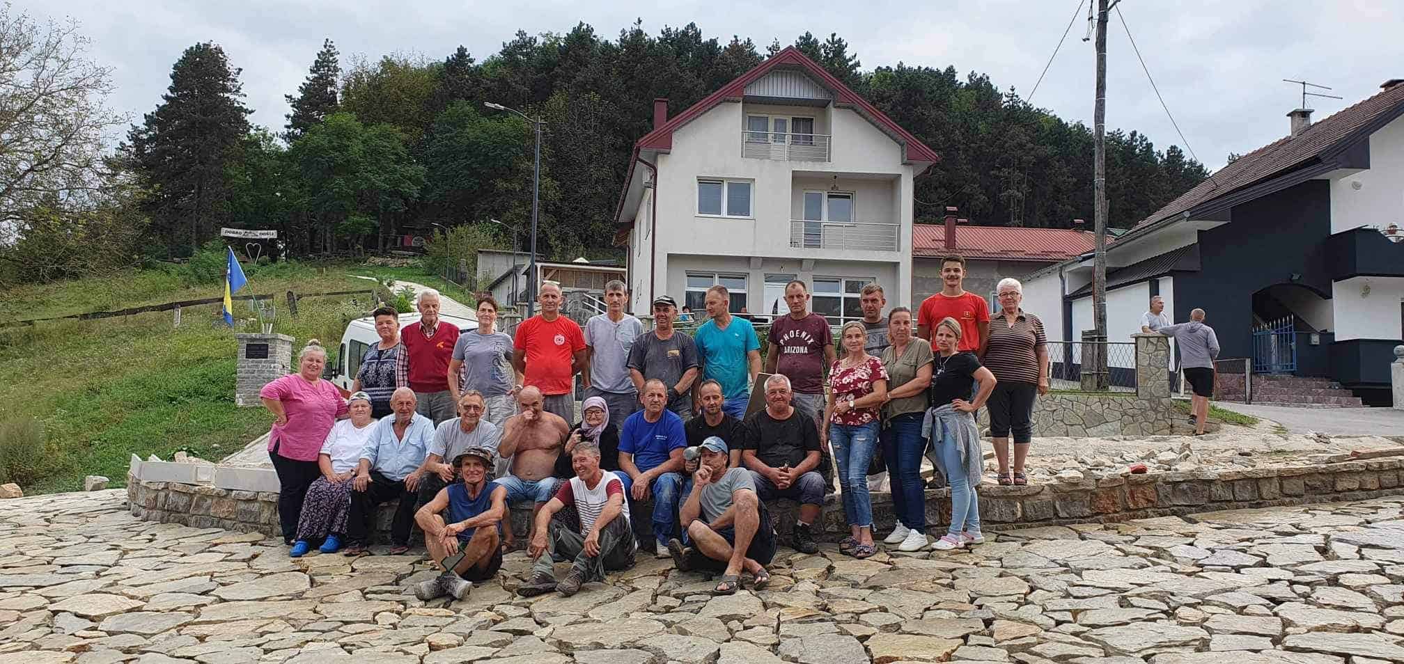 “Kaldrma u srcu”: U toku akcija uređenja dvorišta ispred zgrade MZ Podzvizd i UŽ “Ašik Kaldrma”