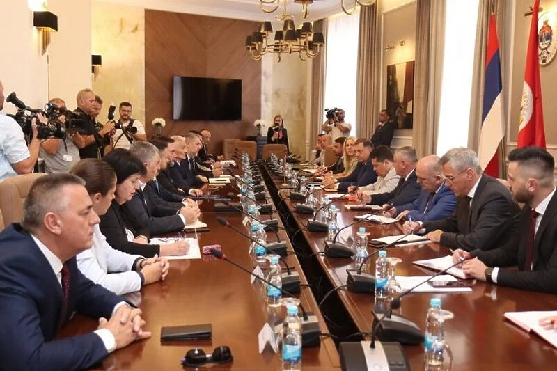 Dodik se sastao sa Srbima iz državnih i entitetskih institucija, došli i hrvatski predstavnici u RS-u