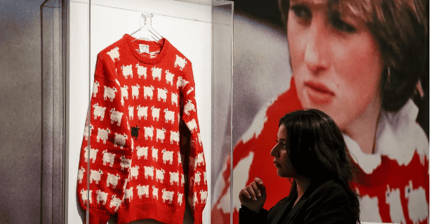 Ovaj džemper s crnom ovcom upravo je prodan za više od milion dolara
