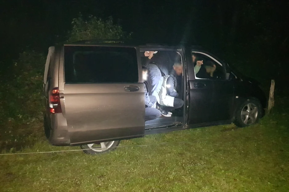 Državljanin BiH u Mercedesu krijumčario 22 stranih državljana