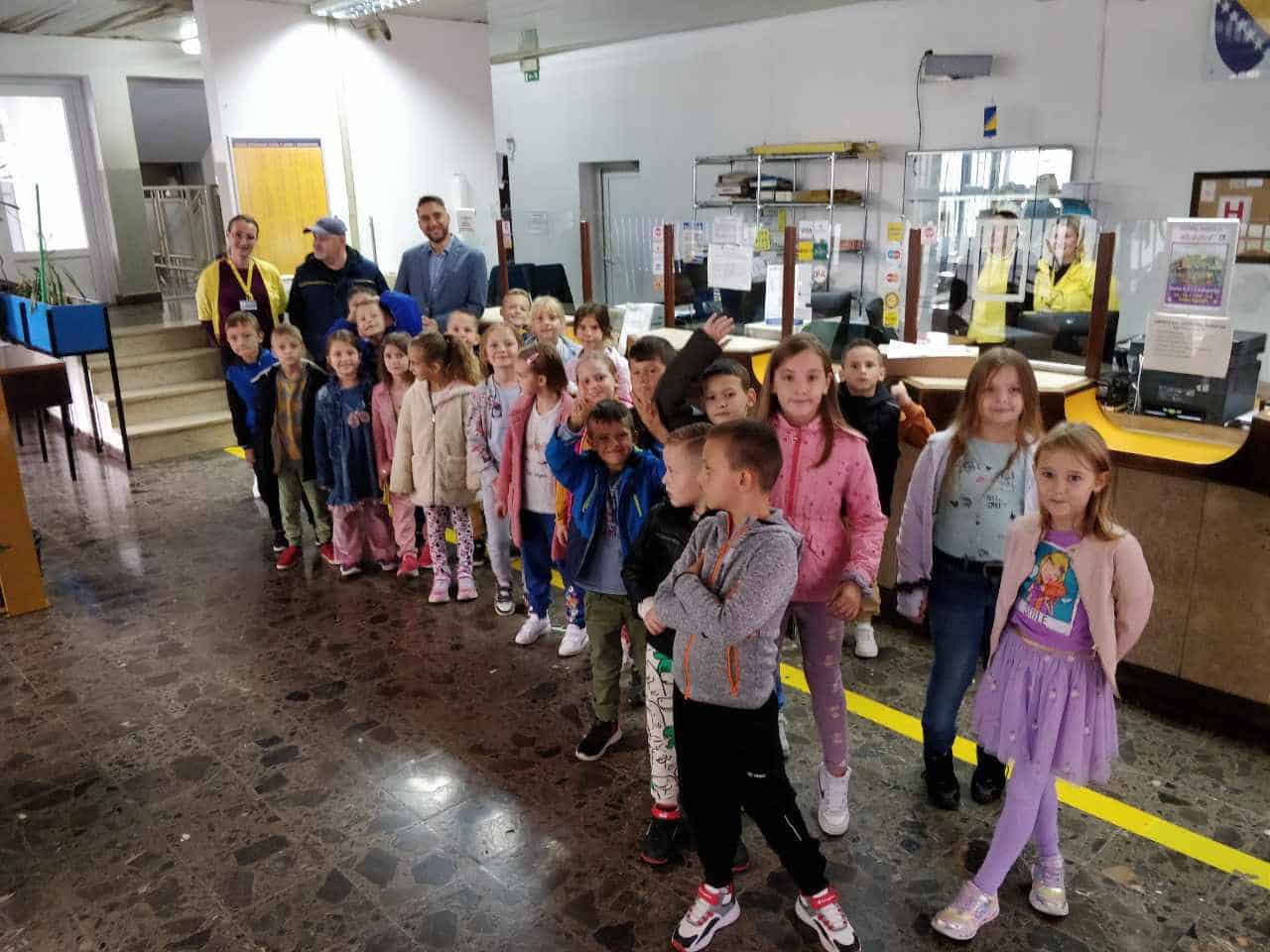 “Dan otvorenih vrata”: Učenici JU Prva osnovna škola posjetili podružnicu BH Pošte u Velikoj Kladuši