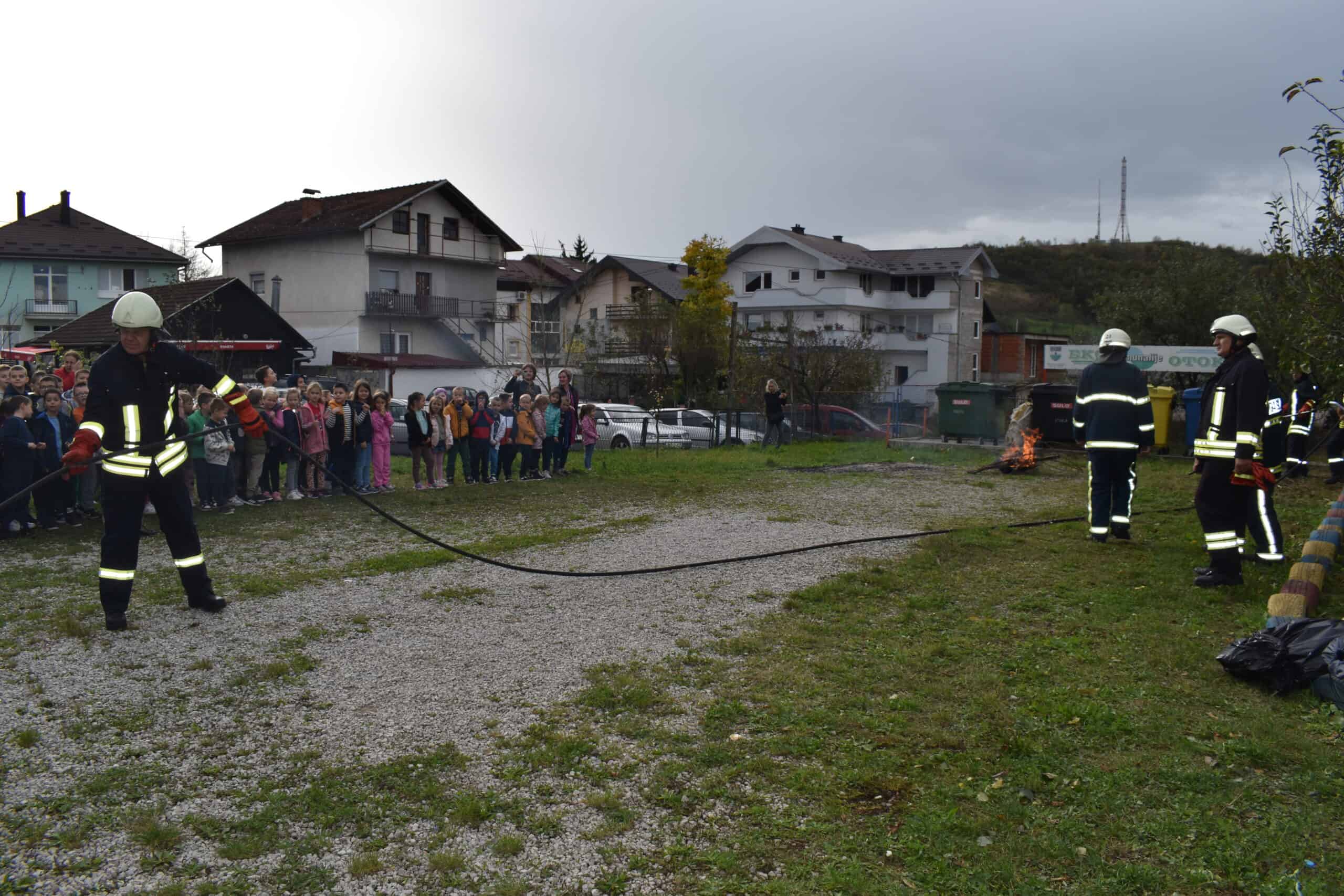 Vatrogasna služba Velika Kladuša izvela pokazne vježbe za učenike JU Prva osnovna škola