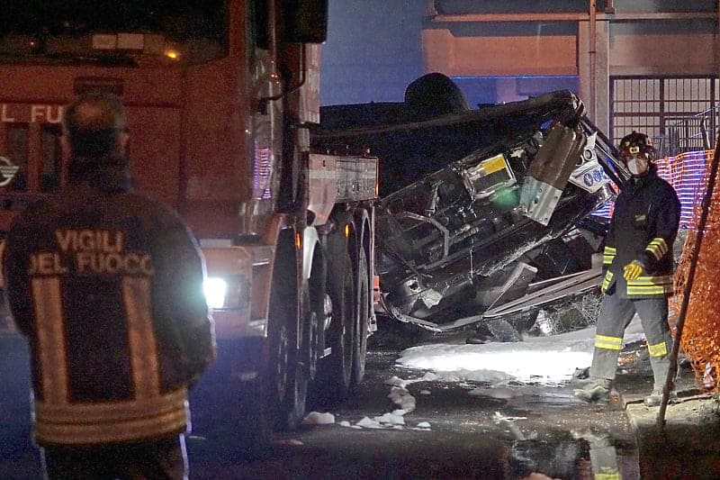 Najmanje 21 osoba stradala nakon što je autobus pao s venecijanskog nadvožnjaka