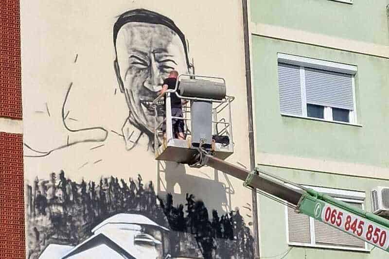 Pored Osnovne škole “Sveti Sava” u Bijeljini podignut mural jednom od ubijenih napadača na Kosovu