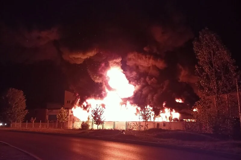 Veliki požar zahvatio zgradu tekstilne firme u Gradačcu, vatra gutala sve pred sobom