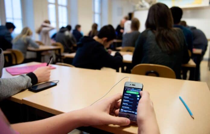 Mobiteli u školama na području FBiH mogli bi uskoro postati prošlost