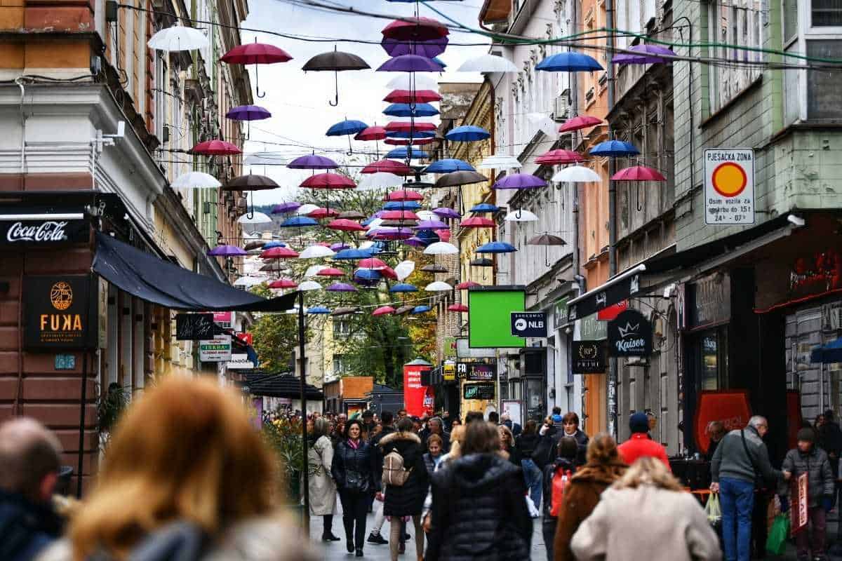Glavni grad Bosne i Hercegovine dobio ‘Ulicu šarenih kišobrana’