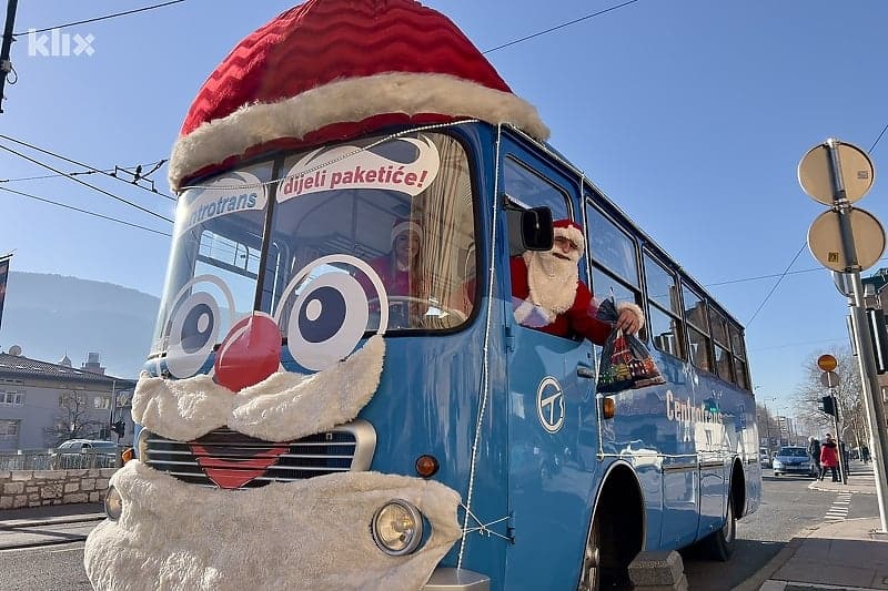 Novogodišnja atmosfera u Sarajevu: Deda Mraz u posebnom autobusu dijelio poklone mališanima