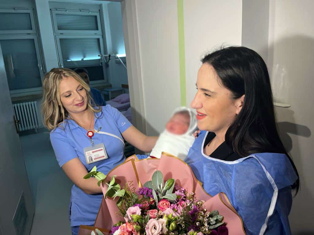 Benjamina Karić posjetila prvu bebu rođenu u 2024. godini