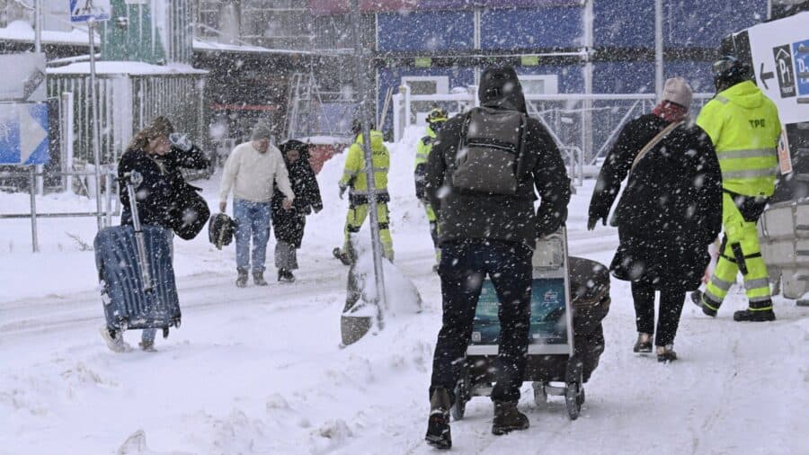 Ledeni val na sjeveru Evrope, temperatura pala ispod -41°C, zbog hladnoće stali vozovi