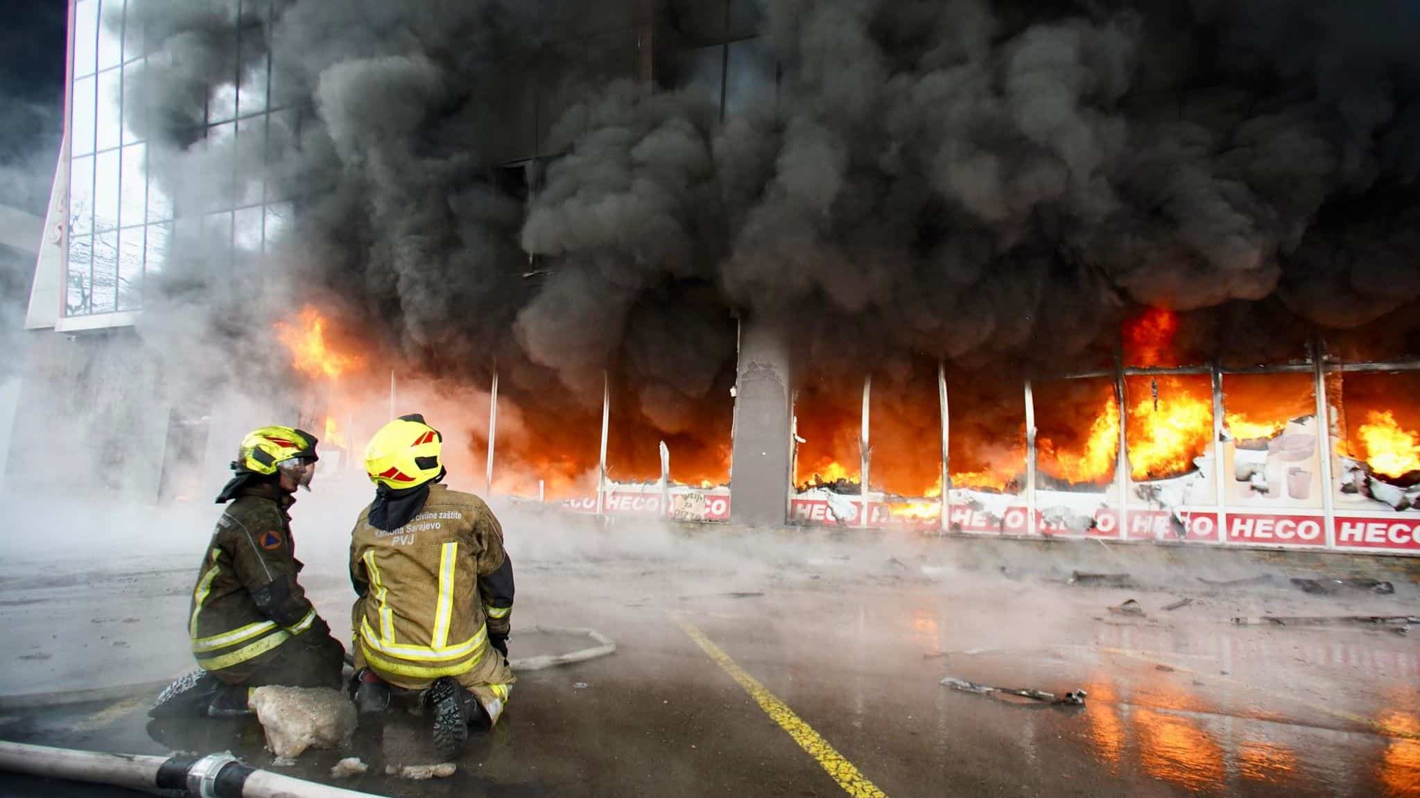 Vatrogasci se bore s vatrenom stihijom na pijaci Heco, požar ne jenjava!