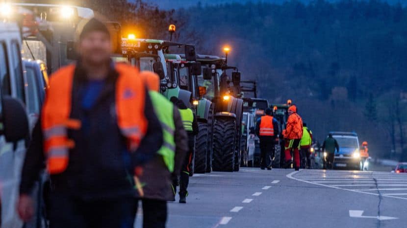 Potpuna blokada u Njemačkoj, hiljade poljoprivrednika na traktorima: “Najveći protest u poslijeratnoj historiji”