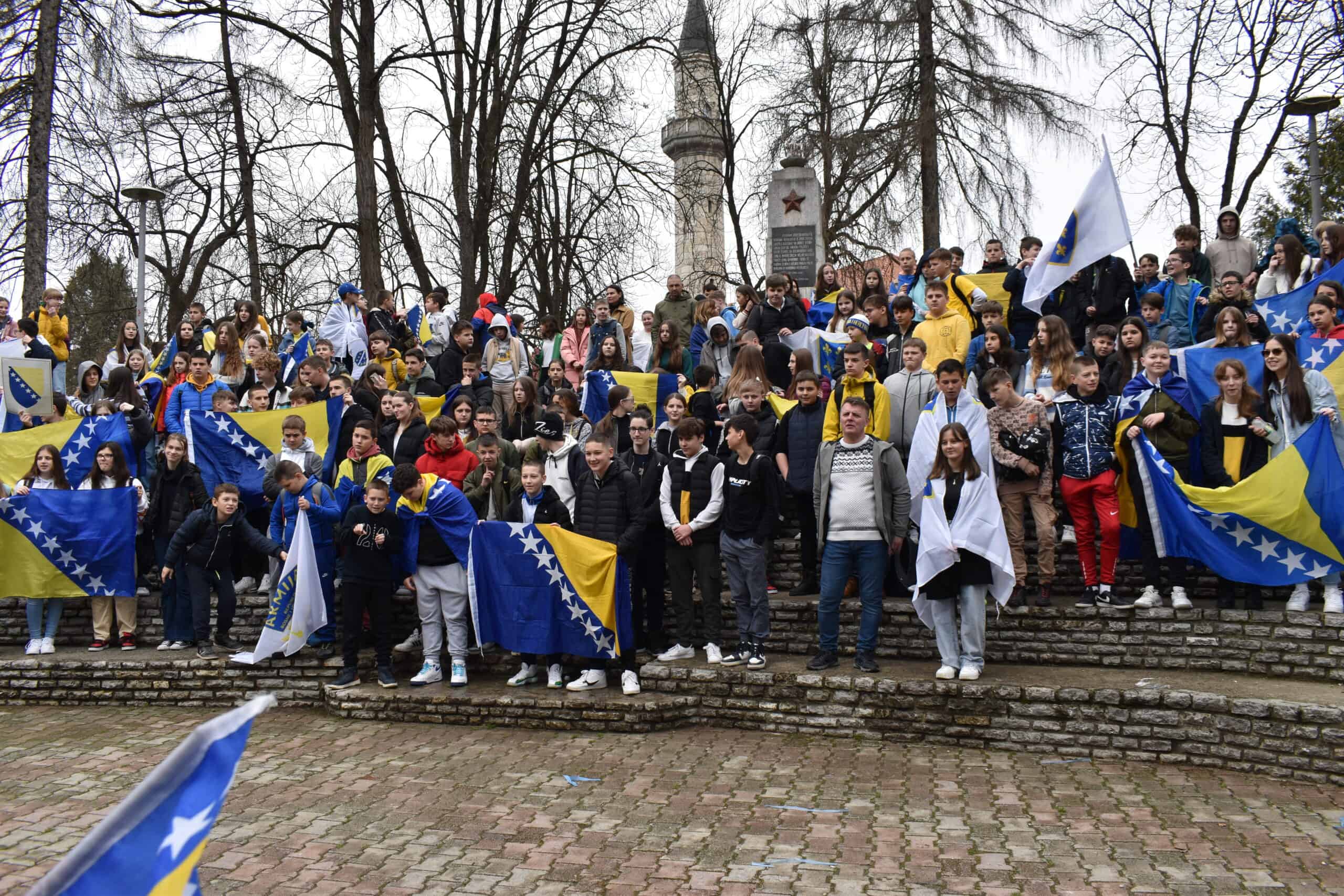 Kladuški osnovci i srednjoškolci obilježili Dan nezavisnosti BiH