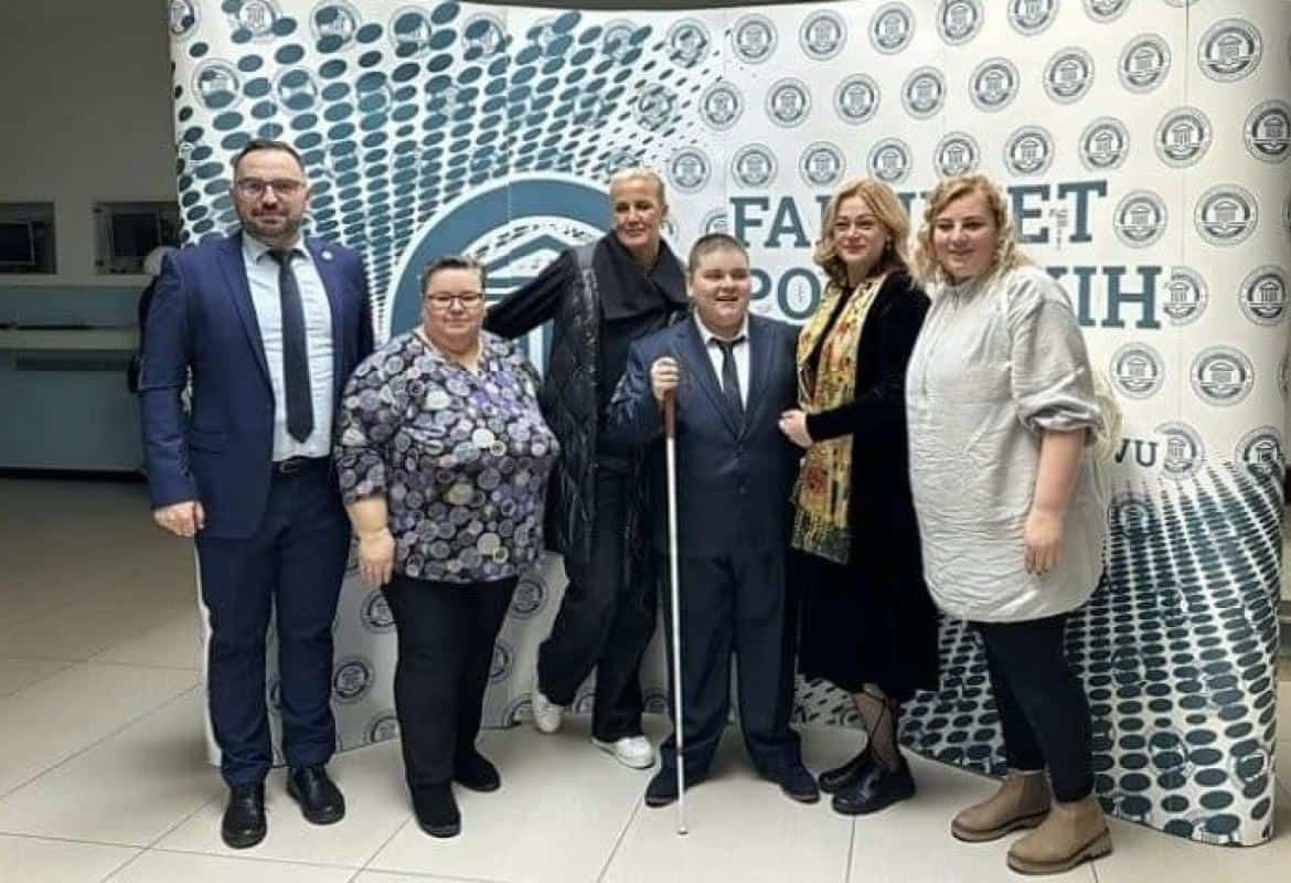 Iako je slijep od rođenja, Emrah iz Cazina magistrirao na FPN u Sarajevu