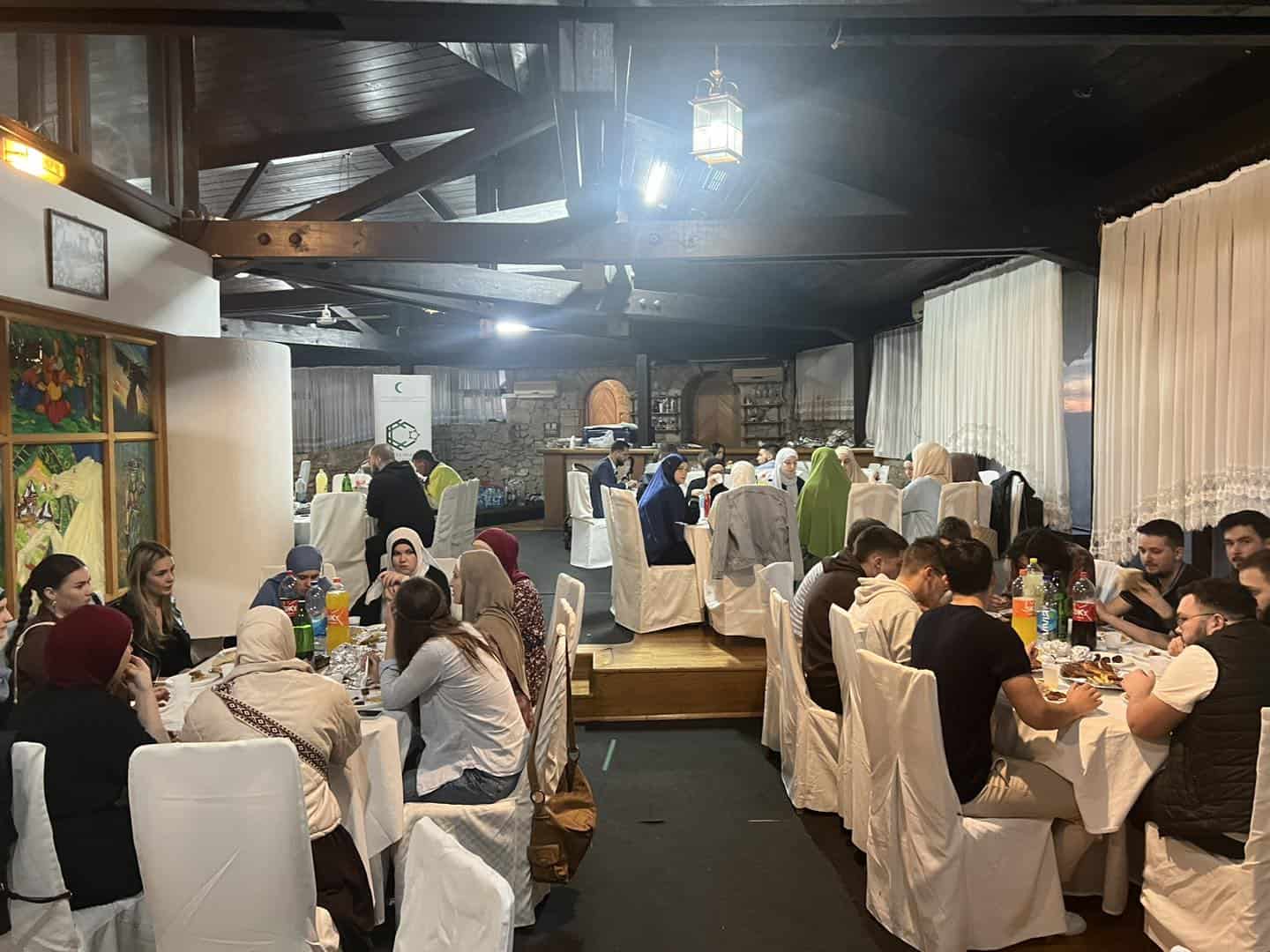 Omladinski iftar u organizaciji Mreže mladih Velika Kladuša!